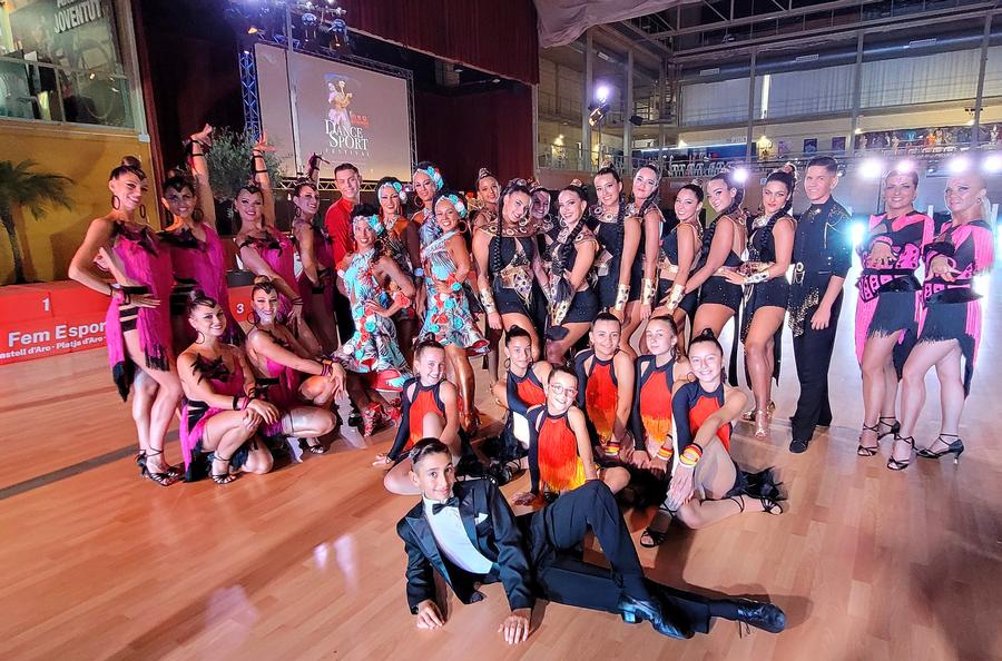 Los equipos premiados en el Festival de Playa de Aro se hicieron una foto de grupo al terminar la competición