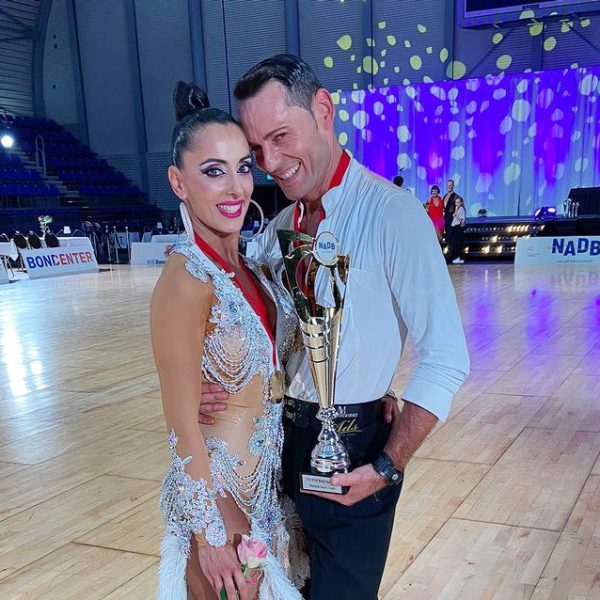 Eva Nieto y Carles Cirera, con la Copa del mundo de baile deportivo en la modalidad de latinos