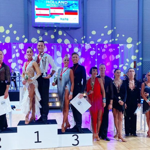 Eva Nieto y Carles Cirera, en el primer puesto del pódium, en el Mundial de Baile Deportivo celebrado en Rotterdam