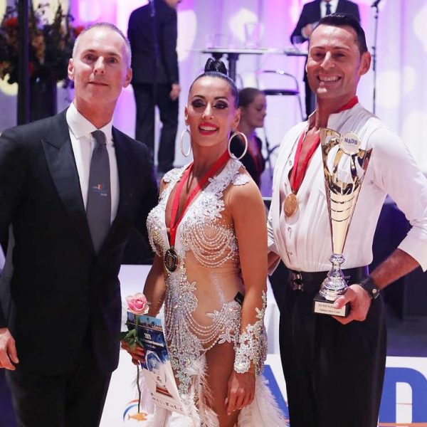 La pareja, con uno de los organizadores del Open Mundial de Baile Deportivo, celebrado en Rotterdam