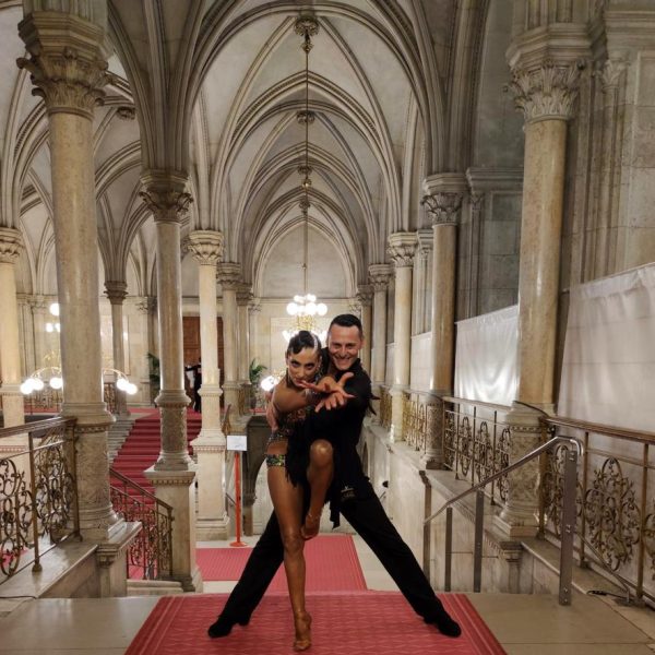 La pareja de Endansa, en uno de los espacios más espectaculares del Ayuntamiento de Viena, donde se celebró el concurso